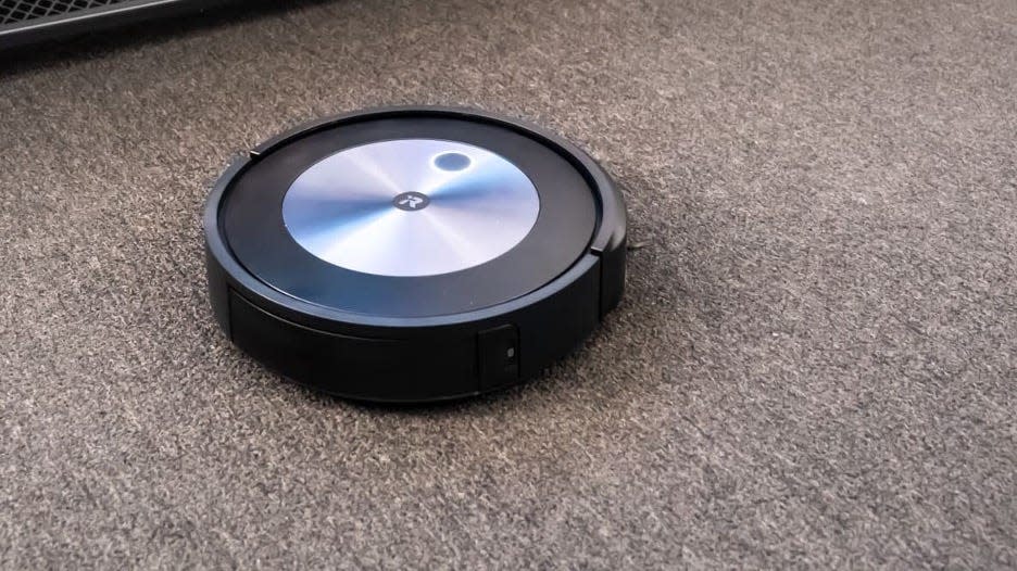 Save $250 on the iRobot Roomba j7+ self-emptying robot vacuum at Best Buy during the Presidents' Day sale.