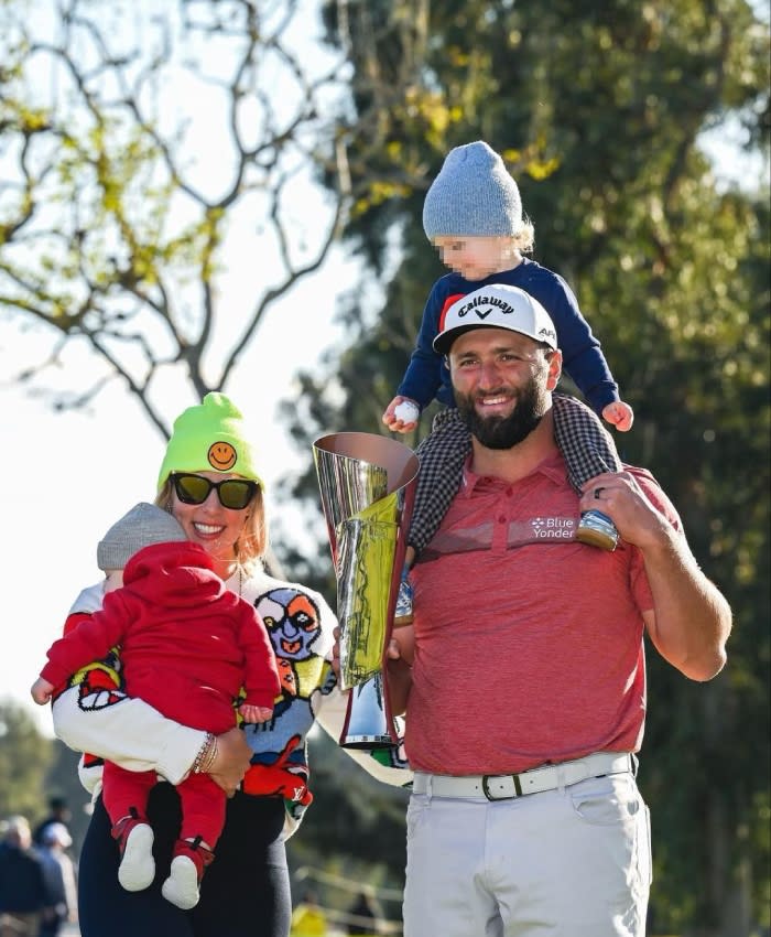 Jon Rahm con su familia en la nieve