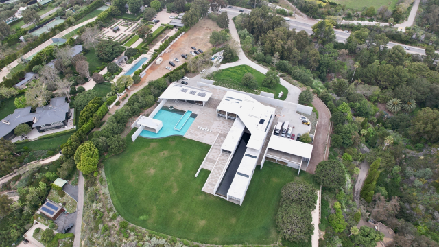 Jay-Z & Beyonce Buy $200 Million Malibu Beach House: Photos – Hollywood Life