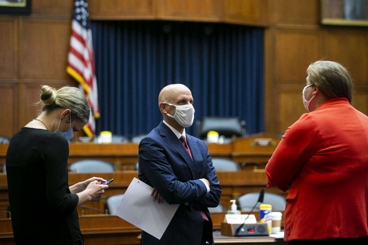 Stephen Hahn, comisionado de la Administración de Medicamentos y Alimentos, al centro, espera para testificar ante el Comité de Energía y Comercio de la Cámara de Representantes en Washington, el martes 23 de junio de 2020. (Al Drago/The New York Times)