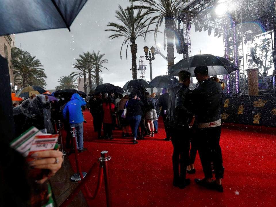 Stars waten auf Red Carpet durch Pfützen