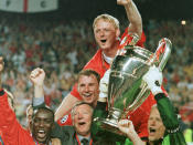 Im Finale 1999 sah es zunächst so aus, als würde Bayern München den Pokal holen. Doch binnen weniger Sekunden machten die Spieler von Manchester United, Teddy Sheringham und Ole Gunner Solskjær, in der 90. Minuten die entscheidenden zwei Tore. (Bild-Copyright: Cesar Rangel/AP)