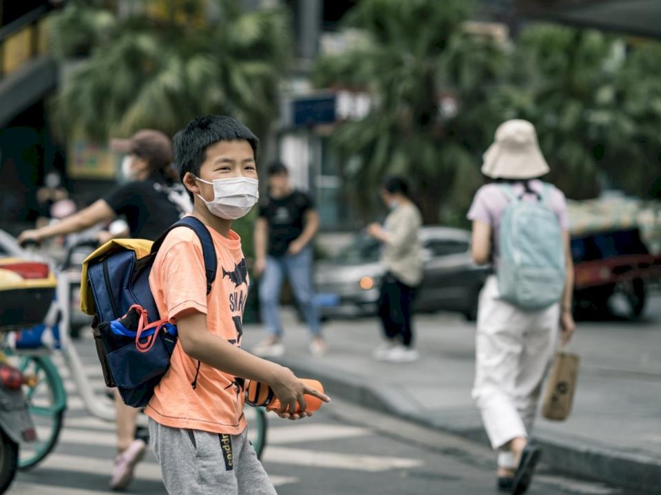 中國當局面對當前的人口困境，心慌意亂一籌莫展，只好挖東牆捕西牆，打擊教育培訓行業。 (示意圖/Li Lin)