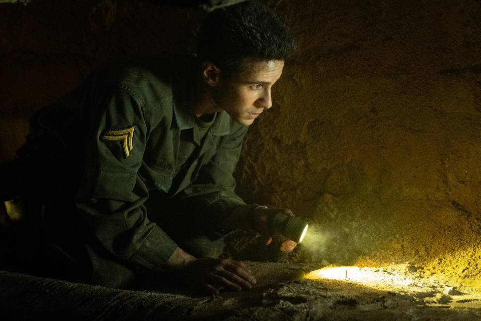 本片打破熟知的戰爭片形式，刻劃更高難度的地下隧道戰，圖為男星康納保羅