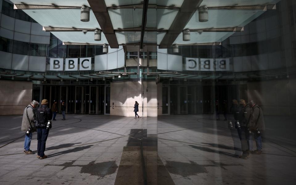 Die BBC hat Vorschläge zur Reduzierung ihrer regionalen und nationalen TV-Nachrichtenausgabe skizziert - Henry Nicholls/Reuters