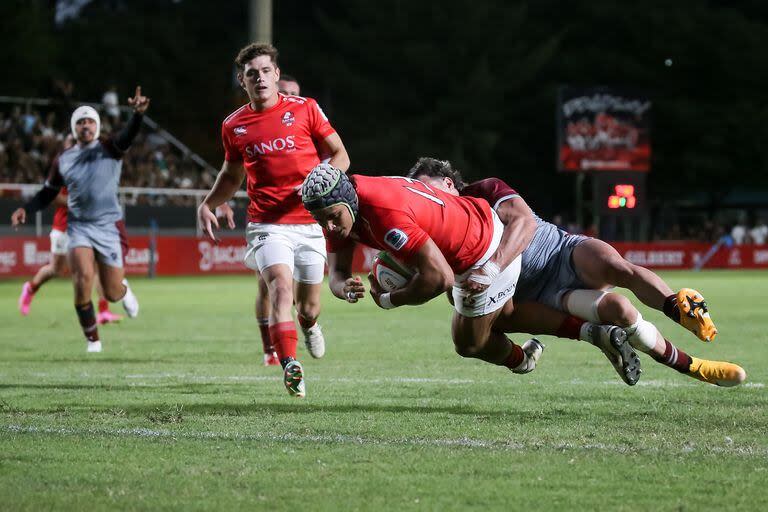 Agustín Segura consigue uno de los siete tries de Dogos XV contra American Raptors en la primera fecha del Super Rugby Américas; en Córdoba, el local avasalló el equipo estadounidense.