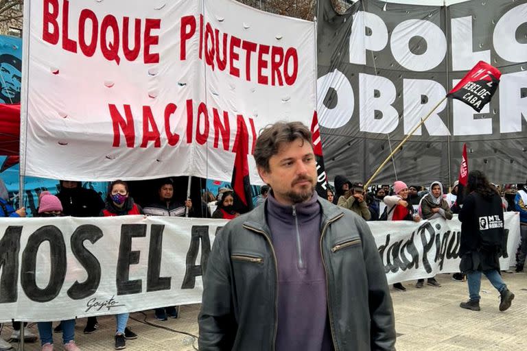 Juan Grabois esta tarde en la protesta en Plaza de Mayo junto a organizaciones de izquierda