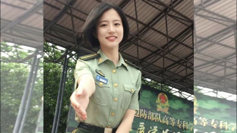 中國退役女兵，現已轉任女警的錢瑩敏，經營自媒體「邊檢小花」狂吸百萬粉絲。（圖／翻攝自微博）