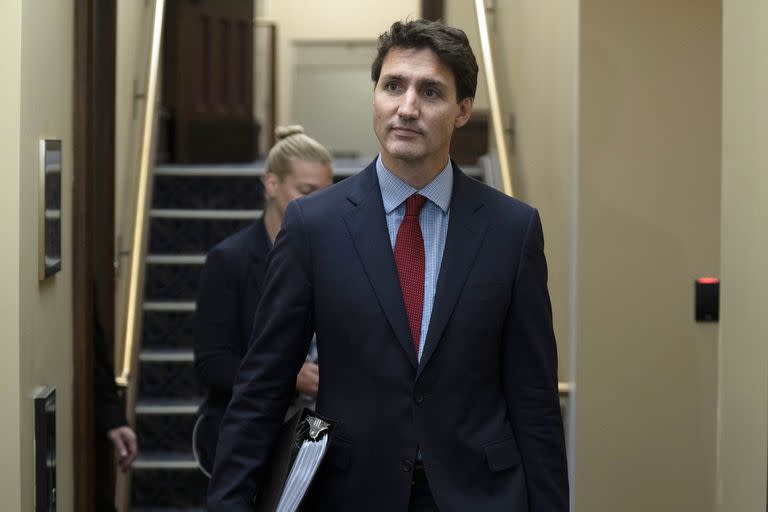 makes his way to the House of Commons for Question Period, in Ottawa, Ontario, Monday, Sept. 26, 2022. (Adrian Wyld/The Canadian Press via AP)