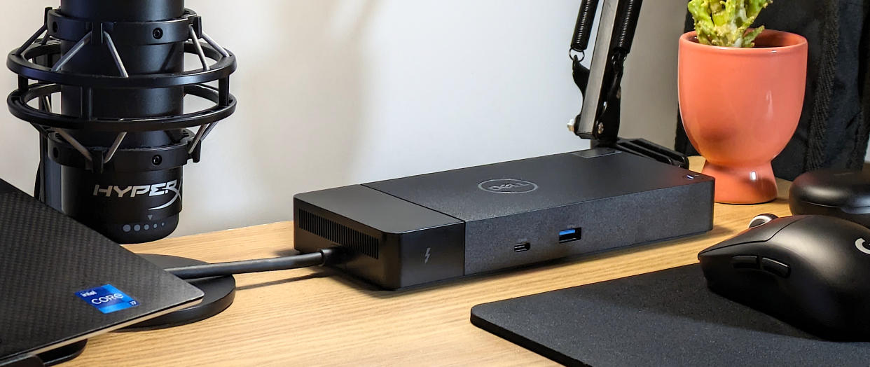  Dell Thunderbolt Dock (WD22TB4) review photographs. 