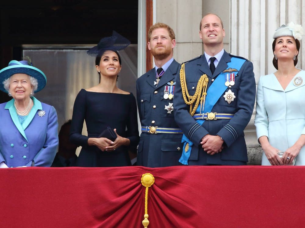 Im Sommer 2018 standen sie noch gemeinsam auf dem Balkon des Buckingham Palastes (v.l.): Queen Elizabeth II., Herzogin Meghan, Prinz Harry, Prinz William und Herzogin Kate. (Bild: imago/Landmark Media)