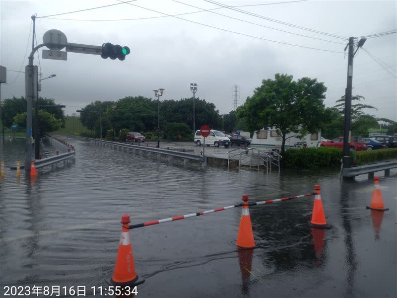 二重疏洪道內出現積水。（圖／翻攝自蘆洲警園）