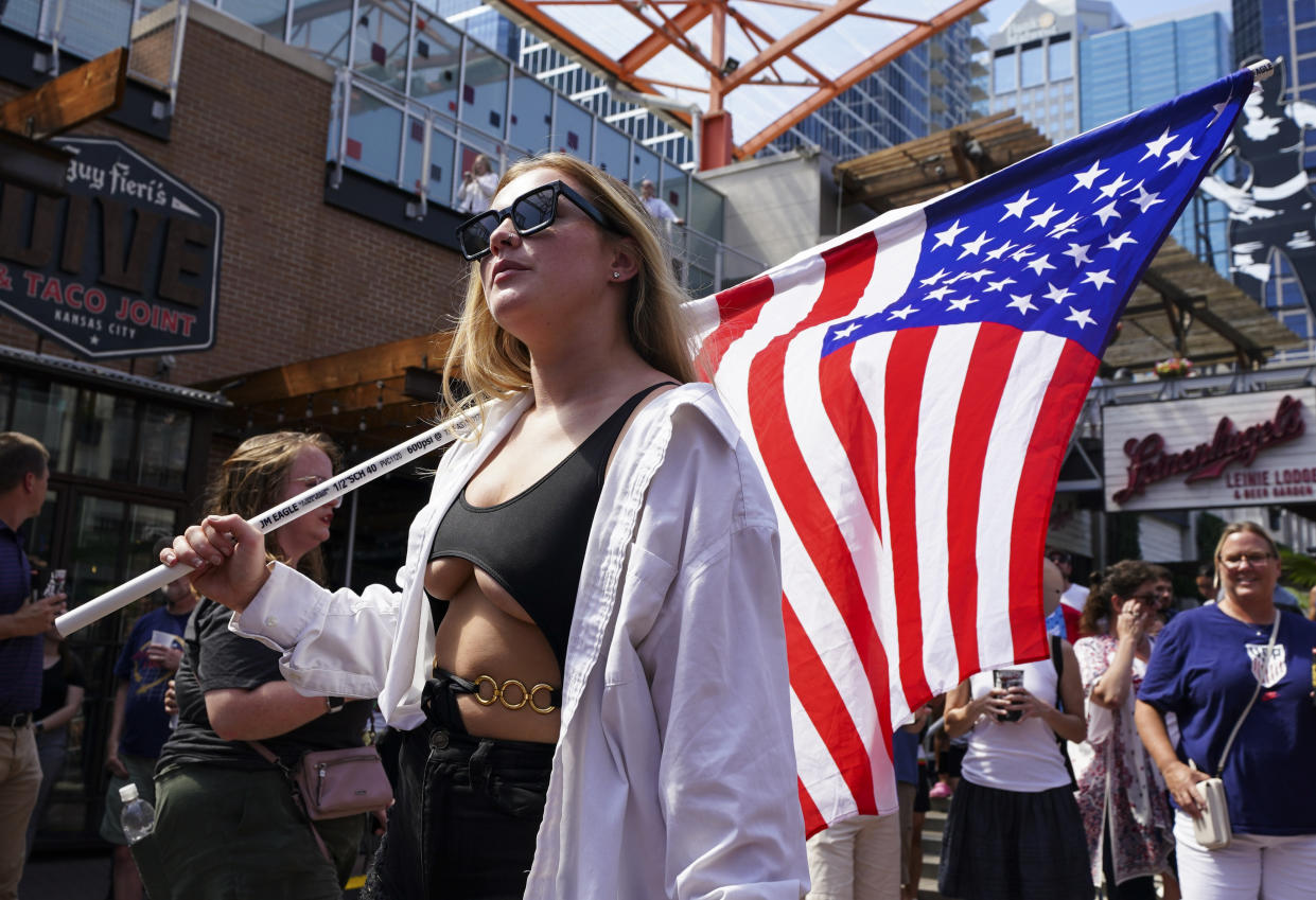 Una fanática del fútbol de Kansas City sostiene una bandera estadounidense durante una fiesta para ver el anuncio de las ciudades anfitrionas de la Copa Mundial de la FIFA 2026. (Foto: Jay Biggerstaff-USA TODAY Sports)