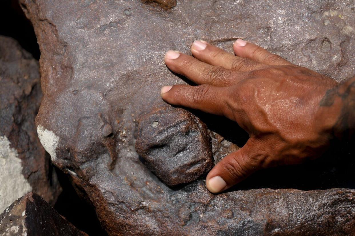 La sequía en río Negro deja al descubierto decenas de relieves esculpidos sobre piedras hace unos 2.000 años | Imagen AFP 