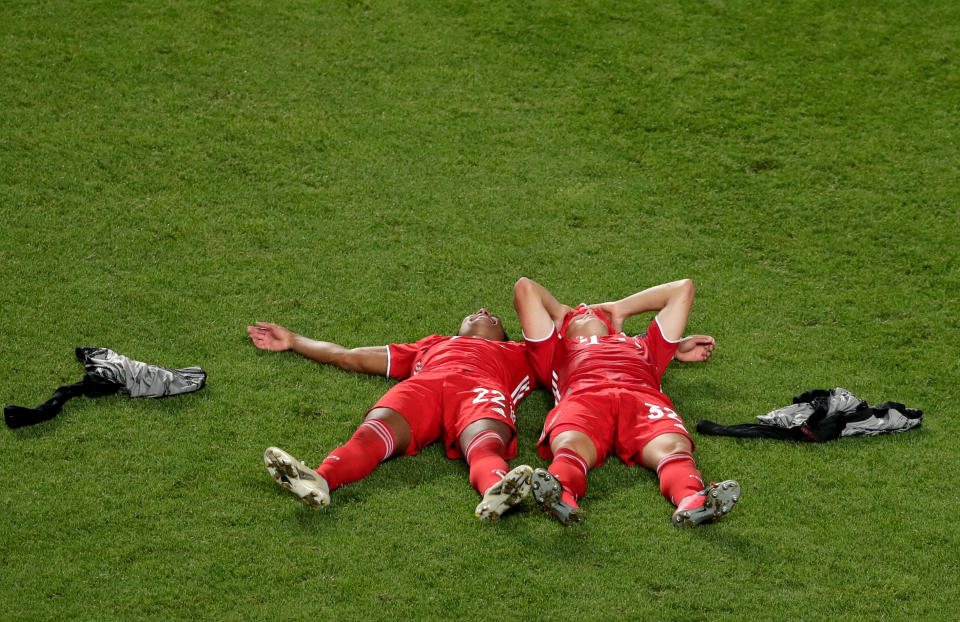 Geschafft. Der Junge aus Bösingen und der Junge aus Weissach, Serge Gnabry und Joshua Kimmich nach dem Finalsieg 2020 in Lissabon. (Bild: Manu Fernandez/Pool via Getty Images)