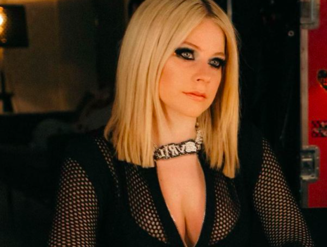 Avril Lavigne Stuns In All Black Leather Ensemble Pop Punk Queen