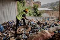 <p>Para ayudar en la limpieza de la contaminación, la empresa Plastycor, dirigida por la joven Nicole Menene, de 29 años, se encarga de recoger plásticos de las orillas del lago para hacer cestas, macetas, taburetes y otros muebles. (Foto: Guerchom Ndebo / AFP / Getty Images).</p> 