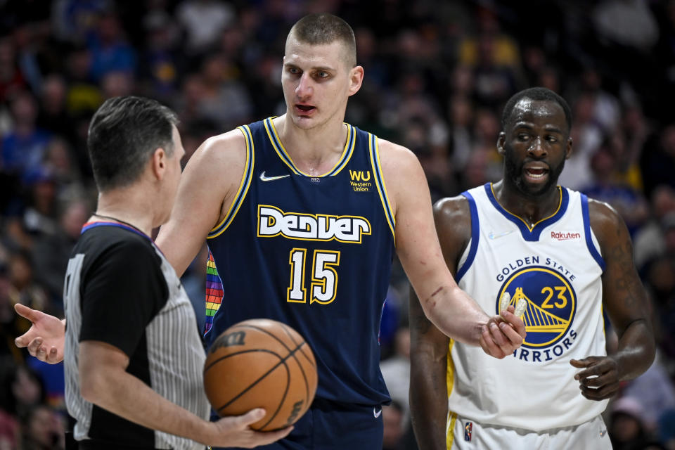 Nikola Jokic (15) de los Denver Nuggets discute una llamada mientras Draymond Green (23) de los Golden State Warriors observa.  (Foto de AAron Ontiveroz/MediaNews Group/The Denver Post vía Getty Images)