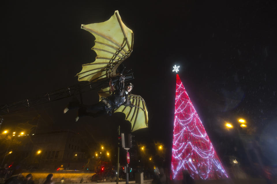 <p>A performer takes part in the “Cabalgata de Reyes,” Epiphany parade, in Madrid, Friday, Jan. 5, 2018. (Photo: Paul White/AP) </p>