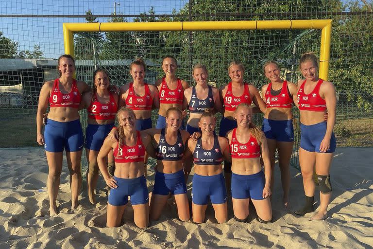 Las noruegas del seleccionado de handball de playa desafían el reglamento y renuncian al bikini en el torneo Europeo.