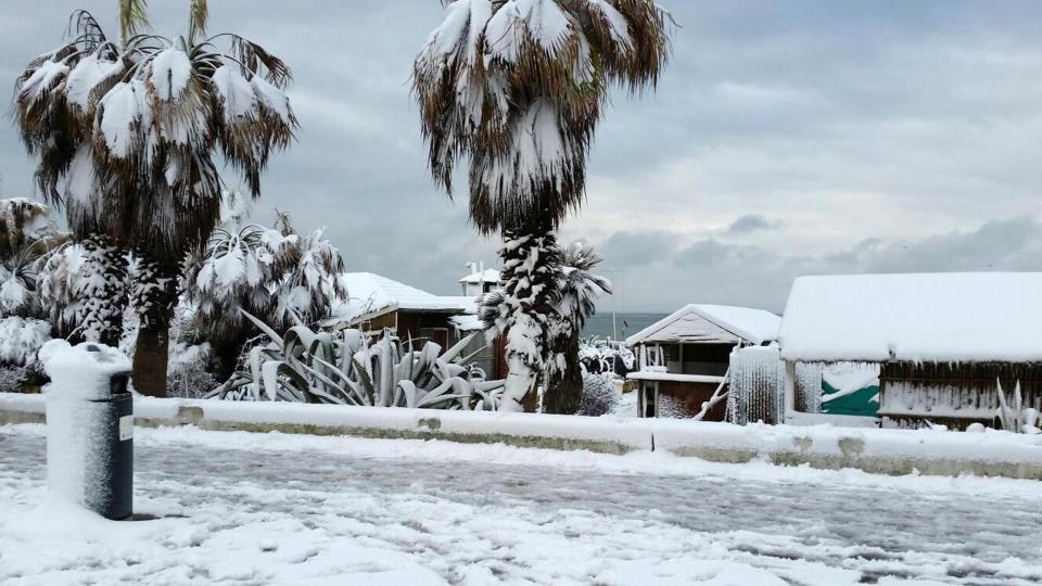 ROM03. ROMA (ITALIA), 26/02/2018.- La playa de Ostia cubierta por completo por la nieve durante una intensa nevada en Roma, Italia, hoy, 26 de febrero de 2018. La ola de frío siberiano, que han llamado Burian, llegó ayer a Italia provocando copiosas nevadas en el norte y un frío intenso que ha llegado hasta los 20 grados bajo cero en algunas localidades y hoy alcanzó el centro del país y Roma, donde los colegios permanecen cerrados. EFE/ EUGENIO GRECO