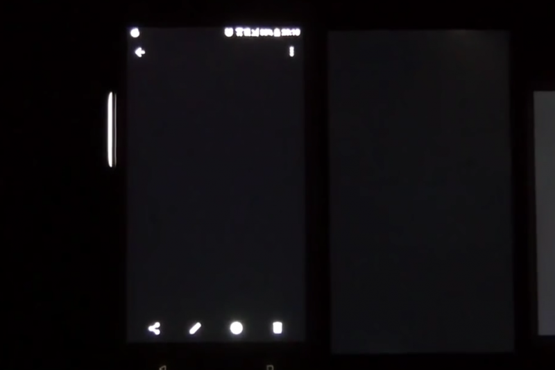 在手機的實測中，常會透過「黑場」的測試來對比螢幕的暗部細節表現，圖中共包含四支手機（圖 / 擷取自 youtube）