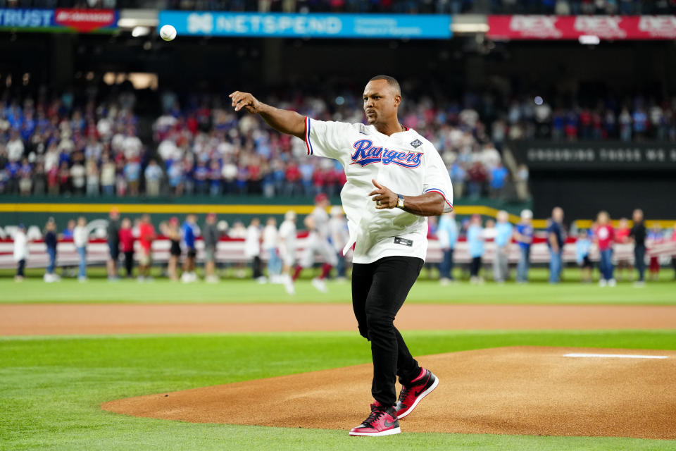 前德州遊騎兵名將Adrián Beltré在世界大賽第二戰中擔任開球嘉賓。（MLB Photo by Mary DeCicco/MLB Photos via Getty Images）