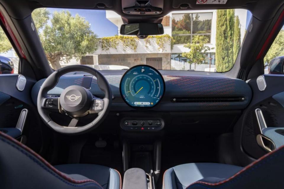 車內的配置依舊是新世代風格，中央的圓盤螢幕是最重要的亮點。(圖片來源：Mini)