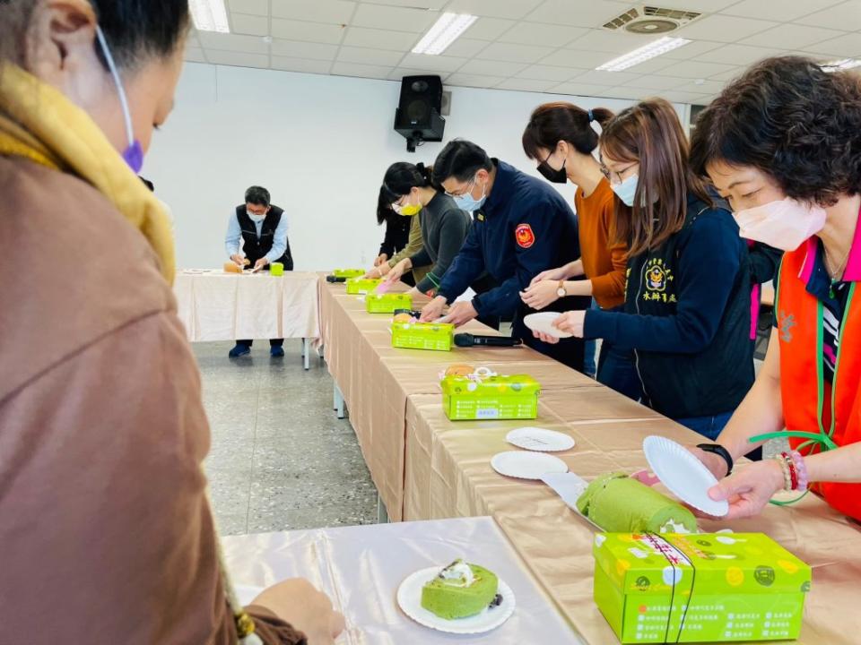 淡水警分局長陳保緒親自贈送精緻蛋糕禮盒給女性同仁。（淡水警分局提供）