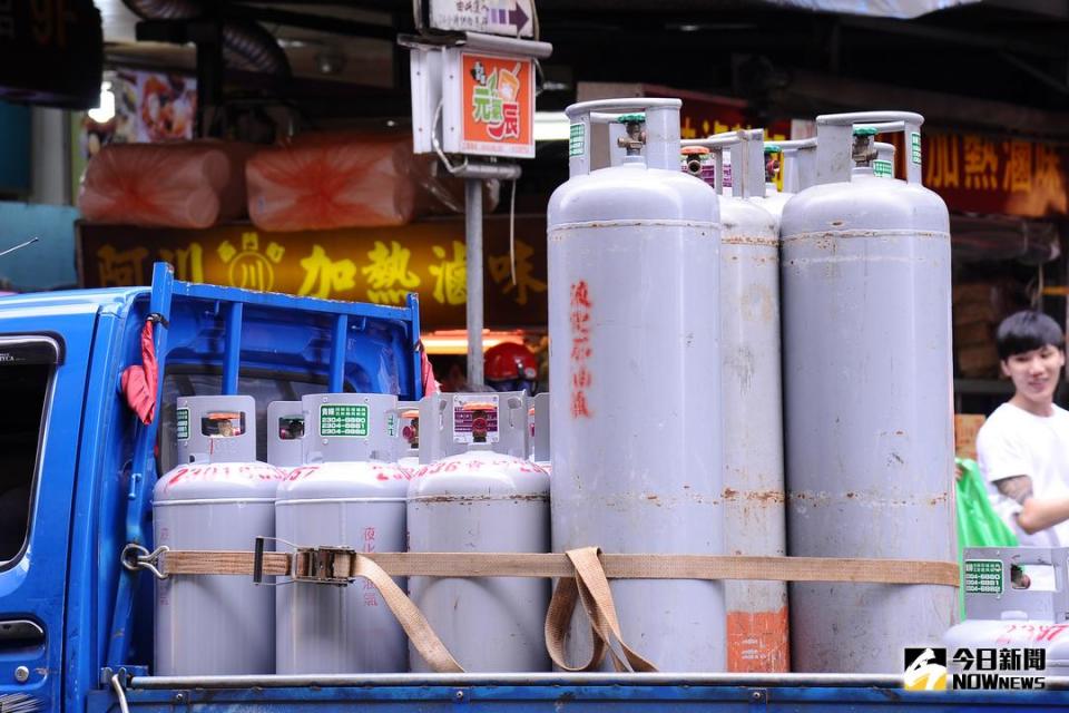▲台灣中油公司今（1）日宣布，自 2 日凌晨零時起， 5 月份桶裝瓦斯每公斤調漲 0.9 元。（圖／NOWnews資料照）