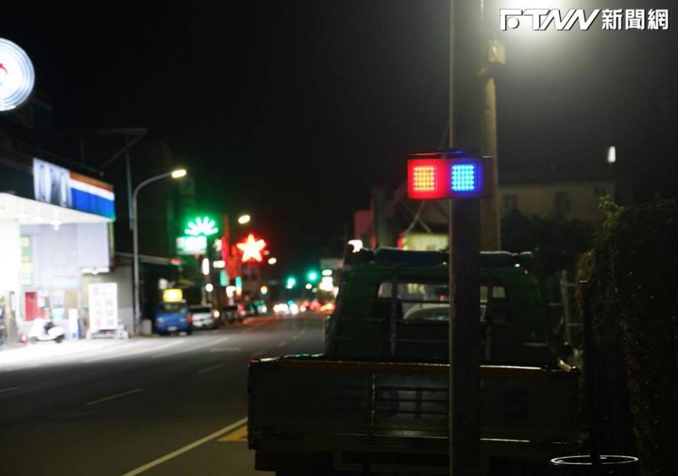 楊玲宜為車禍頻發路段爭取增設「夜間閃爆警示燈」，招來許多網民批評，圖為當事爆閃燈。（圖／盧逸峰攝）