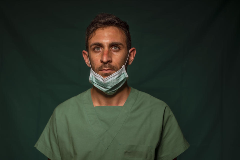 Daniele Rondinella, de 30 años, enfermero en la Unidad de Cuidados Intensivos de la Clínica COVID 3 Spoke Casalpalocco en Roma, posa para un retrato el viernes 27 de marzo de 2020 durante un descanso en su turno. Los médicos y enfermeros al frente de la pandemia del coronavirus en Italia son casi irreconocibles tras sus mascarillas, uniformes, guantes y redes para el cabello: la endeble armadura que se colocan al inicio de cada turno como única barrera contra el contagio. (AP Foto/Domenico Stinellis)