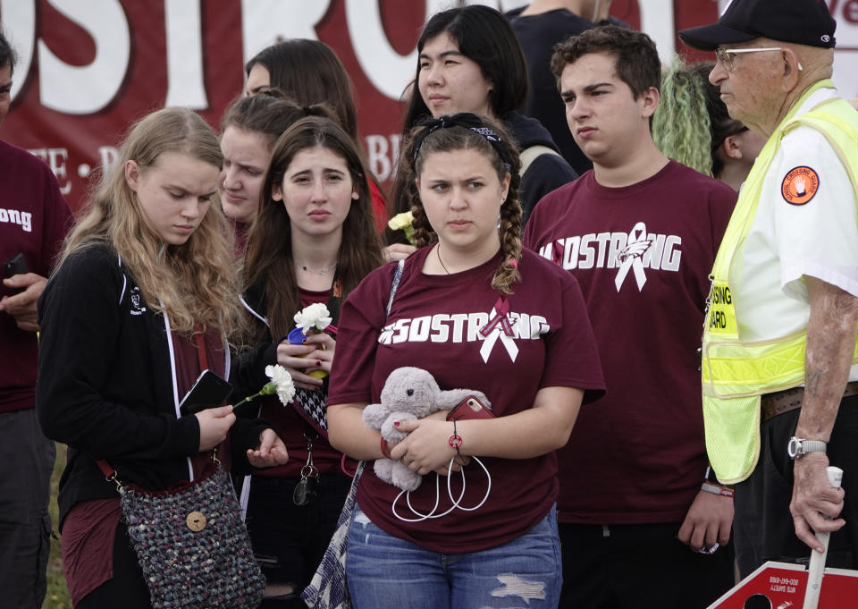 <p>Alrededor de 150 terapeutas estaban en la institución para “brindar mucho amor, mucha comprensión” y para “facilitar” el regreso de los estudiantes a sus rutinas escolares. (Joe Cavaretta/South Florida Sun-Sentinel via AP) </p>