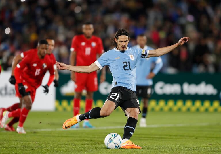 ARCHIVO - El delantero uruguayo Edinson Cavani anota un gol de penal ante Panamá en un partido amistoso en Montevideo, el 11 de junio de 2022. (AP Foto/Matilde Campodónico)