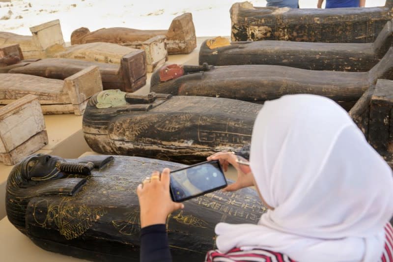 埃及考古學家日前宣布，他們在埃及首都開羅南方撒卡拉古墓地挖掘出一批珍貴的古文物，包括250具保存完好的木乃伊（美聯社）