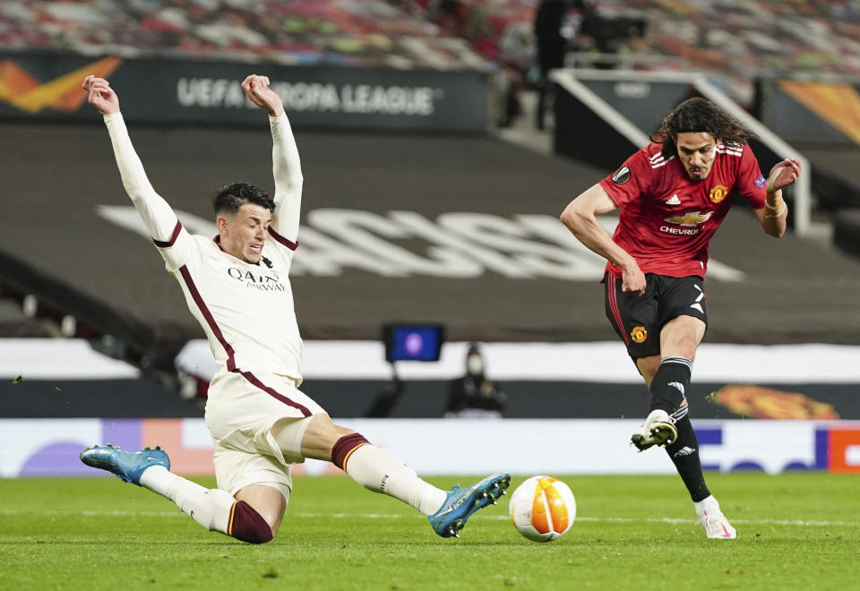 El uruguayo Edinson Cavani, del Manchester United, dispara durante el partido de ida de las semifinales de la Liga Europa ante la Roma, el jueves 29 de abril de 2021 (AP Foto/Jon Super)