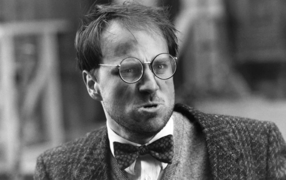 Goldthwait as his Bob Cratchit-esque character in <em>Scrooged</em>. (Photo: Paramount/courtesy Everett Collection)