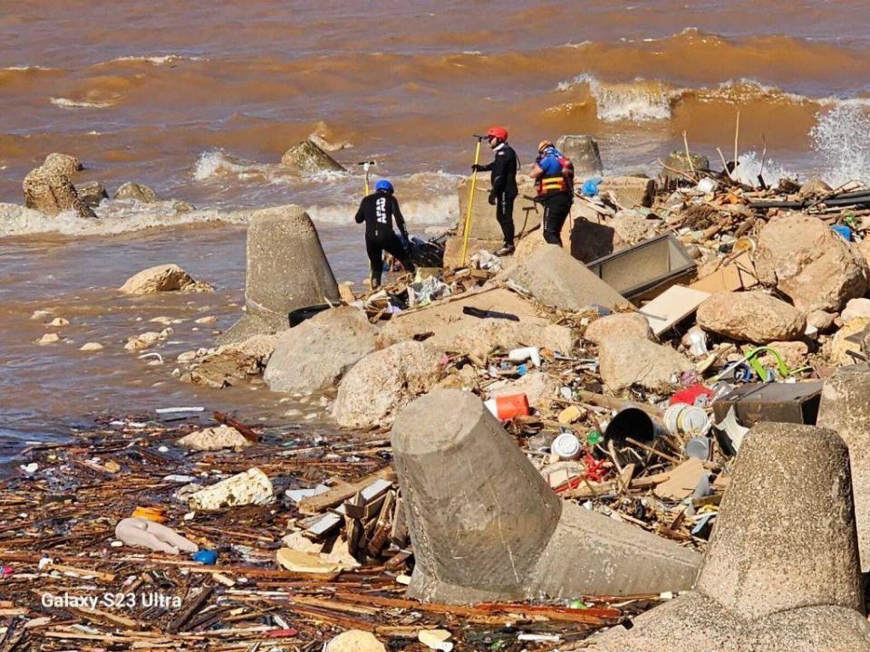 Equipos de rescate en el mar.