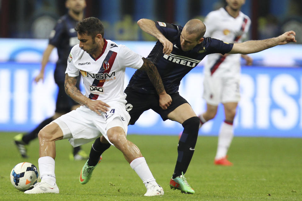 Inter Milan forward Rodrigo Palacio, right, of Argentina, challenges for the ball with Bologna midfielder Michele Pazienza during the Serie A soccer match between Inter Milan and Bologna at the San Siro stadium in Milan, Italy, Saturday, April 5, 2014. (AP Photo/Antonio Calanni)