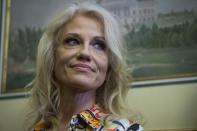 <p>Nach dem Trump-Clan folgen die Damen des Weißen Hauses – allen voran Kellyanne Conway, Beraterin des Präsidenten. Es wäre auch sehr eigenartig, wenn Trump der Frau nicht folgen würde, die immer wieder für ihn in die Bresche springt – egal welchen Quark er von sich gibt. (Foto: ddp) </p>