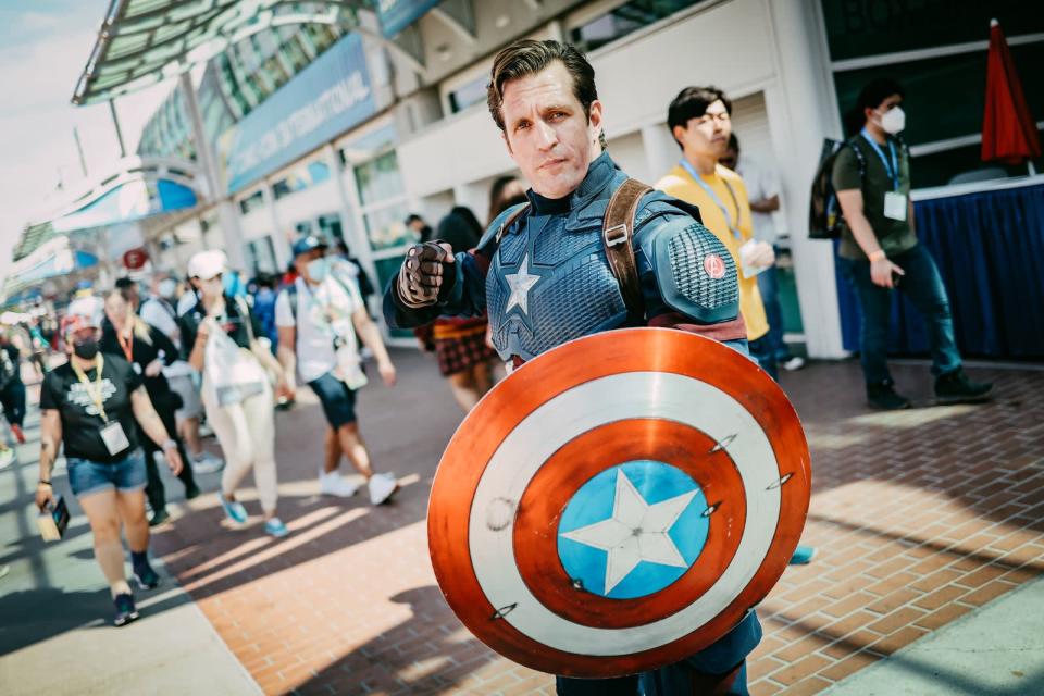<p>Orginalgetreuer scheint dieser Captain America-Cosplayer vorzugehen. (Bild: 2022 Getty Images/Matt Winkelmeyer)</p> 
