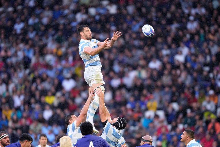 Guido Petti domina la ovalada en lo más alto de un line, en el partido que Los Pumas vencieron a Samoa 19-10, en el Mundial de Francia 2023