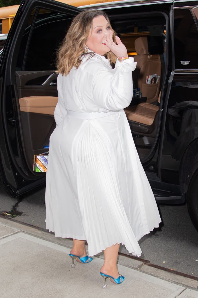 Melissa McCarthy leaves her hotel in New York City to travel to “The Tonight Show Starring Jimmy Fallon” on June 7, 2022. - Credit: WavyPeter / SplashNews.com