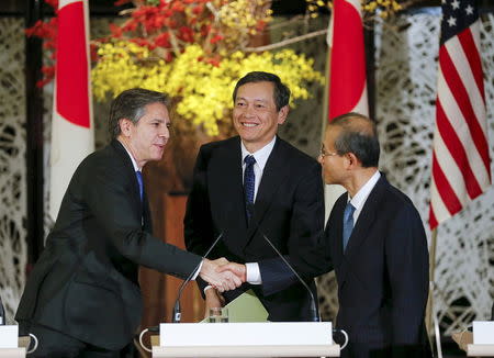 REFILE - QUALITY REPEAT U.S. Deputy Secretary of State Antony Blinken (L) shakes hands with South Korean First Vice Foreign Minister Lim Sung-nam (R) in front of Japan's Vice Foreign Minister Akitaka Saiki as they attend a joint news conference during their trilateral meeting at the foreign ministry's Iikura guest house in Tokyo, Japan, January 16, 2016. REUTERS/Kimimasa Mayama/Pool