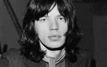 Hätten Sie es gedacht? Dieses Foto von Rolling-Stones-Frontmann Mick Jagger ist bereits über 50 Jahre alt. Und er ist nicht die einzige Rocklegende, die seit über einem halben Jahrhundert auf der Bühne und im Studio steht. Manche von ihnen sind alt geworden, andere haben sich kaum verändert, wie unsere Bildergalerie mit den schönsten Fotos von damals und heute zeigt ... (Bild: Mike Lawn/Fox Photos/Getty Images)