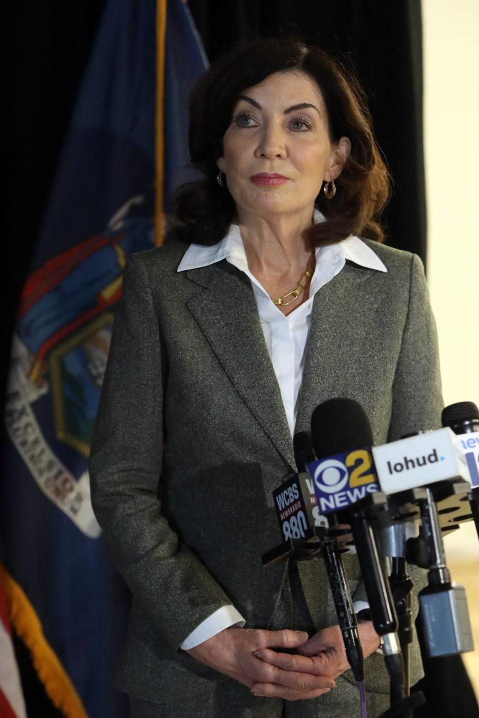 La gobernadora Kathy Hochul responde preguntas después de discutir la crisis de vivienda del estado con líderes empresariales de Westchester en el Business Council of Westchester en Rye Brook el 15 de marzo de 2023.