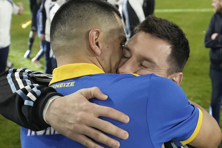 Lionel Messi y el abrazo con Juan Román Riquelme