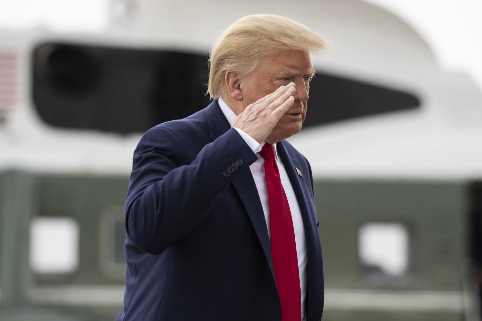 El presidente Donald Trump hace un saludo mientras aborda el avión presidencial, el jueves 11 de junio de 2020, en la Base de la Fuerza Aérea Andrews, en Maryland. (AP Foto/Alex Brandon)