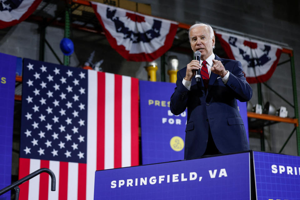 U.S. President Joe Biden delivers an economic speech at SteamFitters UA Local 602 in Springfield, Virginia, U.S., January 26, 2023. REUTERS/Evelyn Hockstein