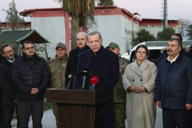 2023年2月8日，土耳其總統艾爾多安（Recep Tayyip Erdoğan）到該國南部視察受強震摧毀的重災區。（AP）